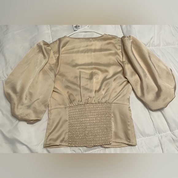 Abercrombie & Fitch NWT Cream Satin Top Size XSmall. - Picture 2 of 4